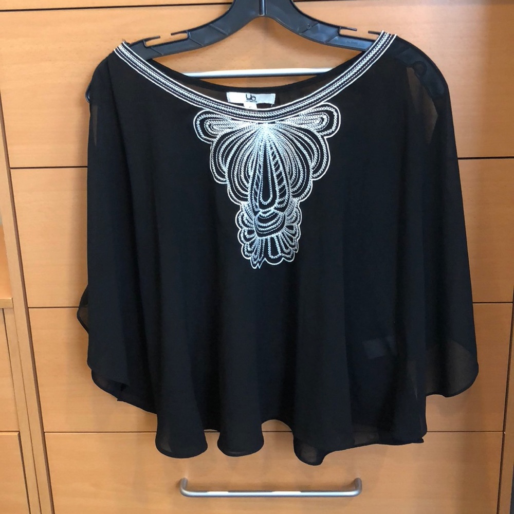 Cold-shoulder flowy blouse